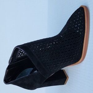 NWT VINCE CAMUTO LORV SUEDE BOOTIES